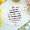 Mr. & Mrs. Panda Postkarte Spruch Bester Stiefvater - Weiß Produktbild-Vorschau 2