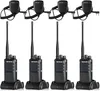 Four walkie-talkies with their charging bases and microphones are arranged in a grid on a white background. Voir les images du produit