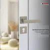 A close-up of a modern door handle and keyhole plate in a satin nickel finish, set against a blurred interior background and a reflective door surface. Text overlays describe the color and its versatility. Produktbild-Vorschau