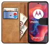 A brown leather flip case for a smartphone, showing cards and cash inside, with the smartphone screen displaying the Motorola logo and model name. Produktbild-Vorschau