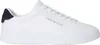A white Tommy Hilfiger sneaker with a navy accent on the heel. Voir les images du produit