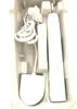 A white electric toothbrush and its accessories are neatly arranged in a light gray molded packaging. Produktbild-Vorschau