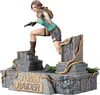 Lara Croft statue in a dynamic pose on a tomb-like base. Anteprima dell’immagine prodotto