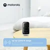 A Motorola baby monitor is placed on a wooden table in a bedroom setting. Anteprima dell’immagine prodotto