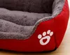 Close-up of a red and gray pet bed with a paw print logo. Anteprima dell’immagine prodotto
