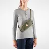 A person wearing a grey long-sleeved shirt and navy blue pants is modeling a green hip pack. Voir les images du produit