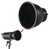 A studio strobe light modifier with a honeycomb grid is shown, with an arrow indicating its attachment to a light. Podgląd zdjęcia produktu