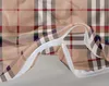 A close-up view of a duvet cover with a zipper closure, showing the plaid pattern. Produktbild-Vorschau