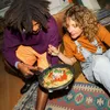 A couple is sharing a meal of spaghetti. Podgląd zdjęcia produktu