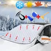 Silberne Auto-Windschutzscheiben-Abdeckung mit Magnetverschlüssen und passenden Seitenspiegelabdeckungen auf einem weißen Auto in einer verschneiten Landschaft, mit Symbolen für Sonne, Schnee, Herbstblatt, Schraubenschlüssel, Magnet, Mikrofasertuch und Eiskratzer Anteprima dell’immagine prodotto