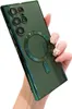 A hand holding a green phone case with a magnetic ring for MagSafe. Náhled obrázku produktu