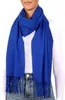 A person wearing a white shirt and blue jeans, with a blue scarf draped around their neck. Produktbild-Vorschau