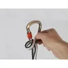 Hand hält einen Karabinerhaken mit orangefarbener Sicherung; verbunden mit einer Sicherheitskette von Singing Rock. Voir les images du produit