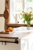 A kitchen counter with fruit and flowers. Anteprima dell’immagine prodotto