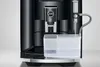 Close-up of a black JURA coffee machine with a water tank and a milk frother. Anteprima dell’immagine prodotto