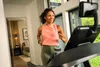 BowFlex Laufband T6, Frau läuft auf dem Laufband, Lifestyle Produktbild-Vorschau