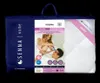 A navy blue bag containing a packaged duvet with a promotional image of a couple. Produktbild-Vorschau