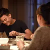 Two people are sitting at a table, eating a meal. Anteprima dell’immagine prodotto
