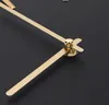 A close-up view of a black clock face with gold hands. Voir les images du produit