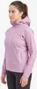 Dame trägt die "WOMEN"S MINIMUS LITE JACKET" von Montane in lila; mit Kapuze und Reißverschlusstaschen. Produktbild-Vorschau