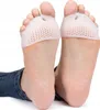A close-up view of two human feet wearing white silicone toe separators. Podgląd zdjęcia produktu