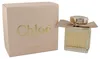 Chloé Absolu de Parfum in geriffeltem Glasflakon mit goldener Kappe und beigefarbener Schleife, daneben elegante rosa Verpackung mit goldener Schrift. Produktbild-Vorschau