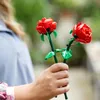 LEGO Botanicals Rosen - Spielset mit künstlichen Blumen – Produktbild-Vorschau 2