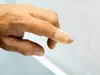 A close-up shot of a person's finger with a bandage. Anteprima dell’immagine prodotto