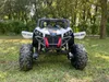 A white electric children's UTV is parked on a grassy lawn with trees in the background. Anteprima dell’immagine prodotto