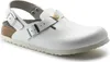 A white Birkenstock Tokio clog with a strap and buckle. Produktbild-Vorschau