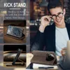 A man adjusting his glasses while a phone case with a kickstand is displayed. Produktbild-Vorschau