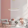 A modern living room with a pink and white wall, a grey sofa, a small grey chair, and a large circular pendant light. Anteprima dell’immagine prodotto