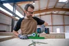 A man is using a Bosch cordless impact wrench in a workshop setting. Voir les images du produit
