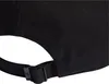 A close-up view of the back strap and buckle of a black baseball cap. Voir les images du produit