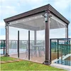 Braune Pergola mit klaren Vinyl-Seitenvorhängen, die ein Outdoor-Essset auf einer Terrasse umschließen Anteprima dell’immagine prodotto