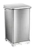 A stainless steel trash can with a foot pedal. Anteprima dell’immagine prodotto
