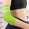 Close-up of a person's arm wearing a green floss band. Produktbild-Vorschau
