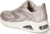 A side view of a beige Skechers sneaker. Voir les images du produit