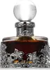 A close-up studio shot of a perfume bottle with ornate silver detailing. Voir les images du produit