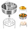 A collage of kitchenware items, including a steamer basket, an egg rack, and food items being steamed. Produktbild-Vorschau