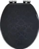 A top-down view of a black toilet seat with a damask pattern. Produktbild-Vorschau