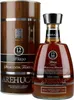 A bottle of Arehucas 12 Anos Anejo Seleccion Familiar rum and its cylindrical presentation box. Produktbild-Vorschau