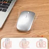 A silver wireless mouse is shown on a wooden desk next to a laptop. Below the mouse, there are three numbered diagrams showing how to hold the mouse. Produktbild-Vorschau