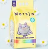 A bag of cat litter with daisies in the background. Podgląd zdjęcia produktu