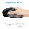 A hand holding an ergonomic mouse, with diagrams below illustrating the difference between a twisted and natural wrist position. Produktbild-Vorschau