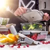 A person is shown closing a vacuum-sealed glass food container filled with broccoli, with other containers of strawberries and lemons visible. Anteprima dell’immagine prodotto