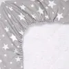 A close-up view of a crib sheet with a star pattern. Produktbild-Vorschau
