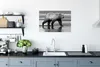 MuchoWow® Poster Jagender Braunbär - schwarz und weiß 90x60 Produktbild-Vorschau 3