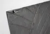 A close-up view of a textured, dark gray cast iron plate with a fan-like pattern. Voir les images du produit