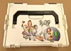 A white plastic case with a black handle, decorated with a collage of images and text. Voir les images du produit